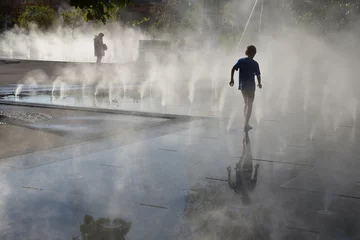 Fototapete Brunnen Schatten und Licht an der Nebelfontäne