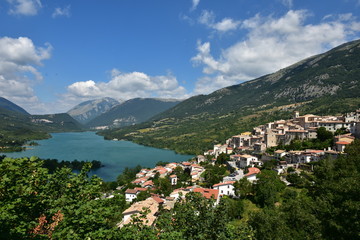 Fototapeta na wymiar Lake of Barrea, in national park of Abruzzo region, Italy 