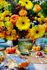 Obraz na płótnie Canvas Herbst Dekoration - Blumenstrauß und gedeckter Tisch im Garten
