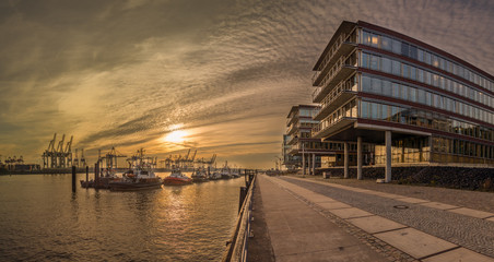 Panorama von einem Anleger für Schlepper im Hamburgerg Hafen