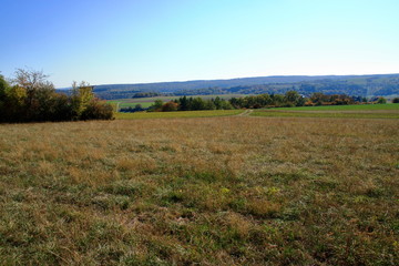 Blick über das Heckengäu bei Weissach mit seinen Felder, Wiesen und Streuobstwiesen im Herbst