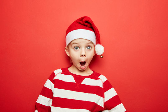 Überraschtes Kind beim Staunen zu Weihnachten