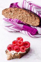 frisches brot mit himbeeren