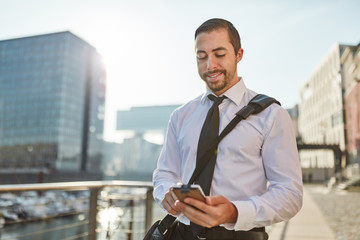 Business Mann mit Smartphone chattet