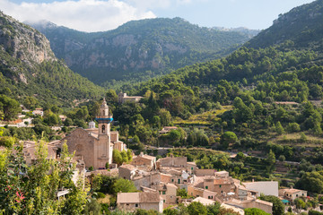 Fototapeta na wymiar Small village Valldemossa situated in picturesque Tramuntana mountains, Mallorca island, Spain