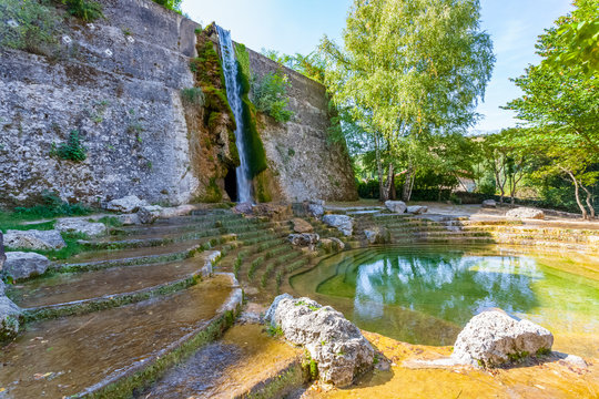 Fototapeta  fontaine cascade à Pont-en-Royans, Isère, France 