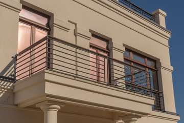 Fototapeta na wymiar Balkon mit großen Fenstern