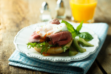 Poached egg with roast beef and avocado