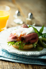 Poached egg with roast beef and avocado