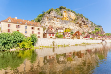 la Roque-Gageac, village à flanc de falaise et au bord de la Dordogne, Périgord 