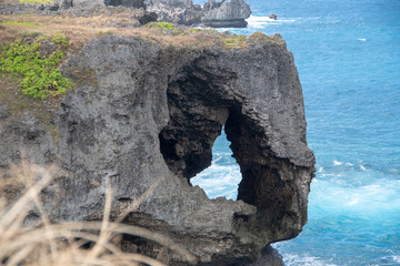 Fototapeta na wymiar 沖縄の海と崖