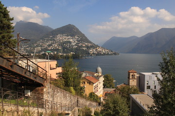 Lugano; Seepanorama mit Monte Bre (Blick von der stillgelegten Standseilbahntrasse (Funicolare degli Angioli)