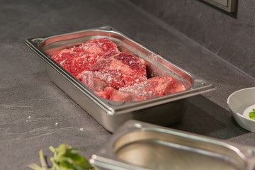 Mariniertes Fleisch in der Schale  