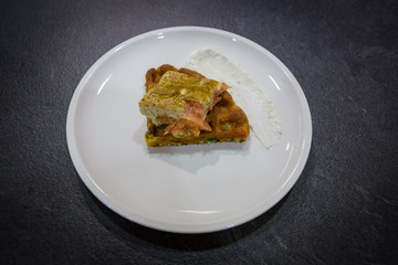 Gegrilltes auf einem Weißen Teller 