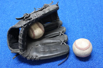 硬球とグラブ