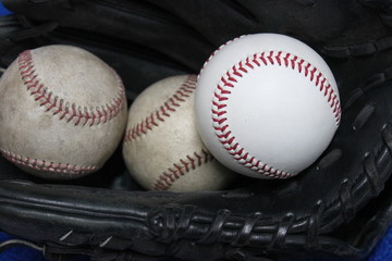硬球とグラブ