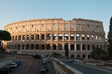 Obraz na płótnie Canvas Roma, Italia - 13 luglio 2018: Colosseo per intero il più famoso e antico anfiteatro romano senza persone all'alba in una bella giornata di sole