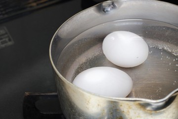 茹で卵を作っているところ