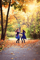 Obraz premium happy young girls are dancing in the park