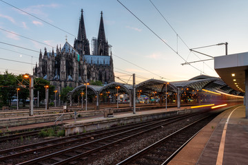Fototapeta premium train in the station and Cologne Cathedral