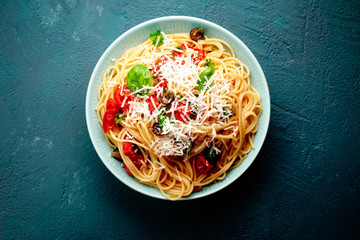 teller mit spagetti und tomaten