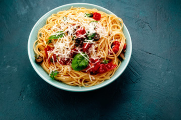 spagetti mit kirschtomaten und oliven