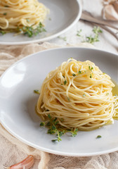 Spaghetti with thyme, garlic and olive oil