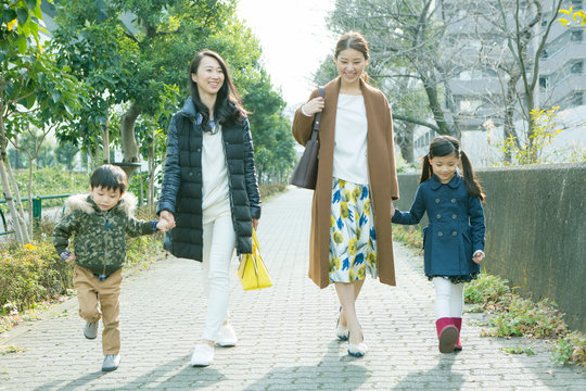 散歩をする2組の家族
