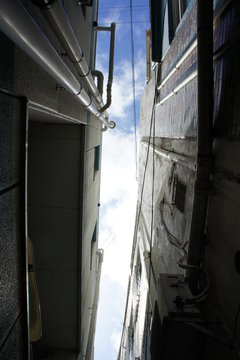路地裏から見上げた空 Stock Photo Adobe Stock 路地裏から見上げた空 Stock Photo Adobe Stock