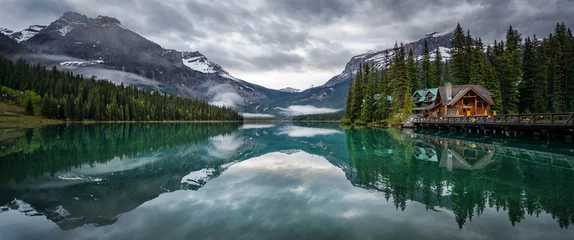 Schilderijen op glas Emerald Lake Lodge hotel Yoho National Park British Columbia Canada © ian howard