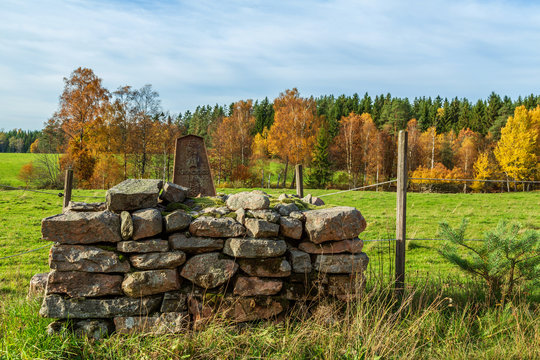 Milstolpe vid grusv&auml;g i Sm&aring;land