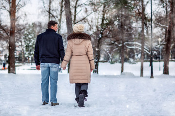 Fototapeta na wymiar .young couple having a walk in winter park.