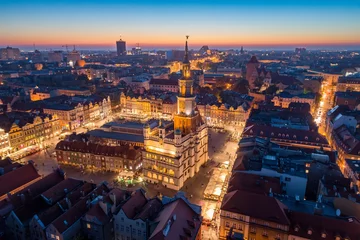 Deurstickers Luchtfoto op het centrale plein van Poznan en de oude stad & 39 s avonds. © Daniel Jędzura