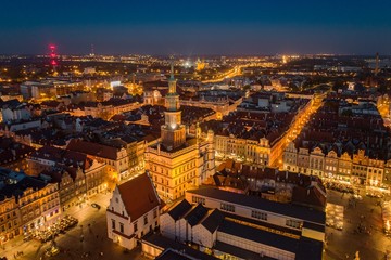 Wieczorny widok z lotu ptaka na główny plac Poznania i Stare Miasto - obrazy, fototapety, plakaty