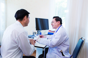 Fototapeta premium The doctor is diagnosing the patient.