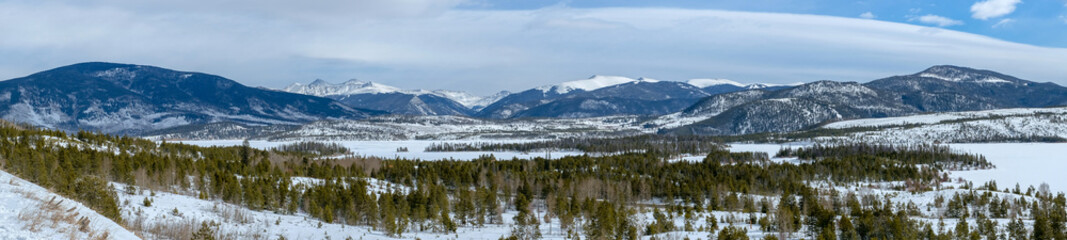 BEAUTIFUL PANORAMA VIEW OF DILLON RESERVOIR AND ROCKY MOUNTAINS IN WINTER / FRISCO / COLORADO / USA