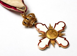 Naklejka premium Alter antiker Orden mit Krone am Band
