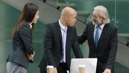 boss praising junior employee