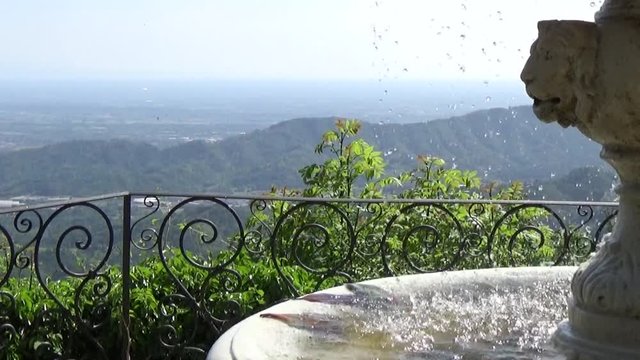 Фонтан с видом на горы