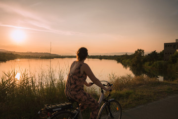 Coucher de soleil à bicyclette - 228512952