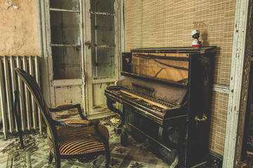 Piano Abandonné - 228513191