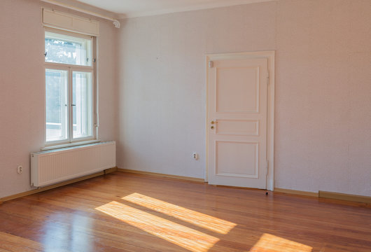 Typisches Altbau Zimmer mit alter Tapete vor Sanierung Dielen Dielenboden leeres zimmer leerer raum leere wohnung vermietung zimmer mieten leeres wg zimmer wohnungsangebot &uuml;bergabe Wohnraum R&auml;umung