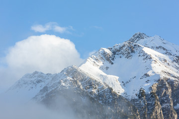 Obraz premium Blick auf das verschneite Lenzerhorn im aufkommenden Nebel – Winter in der Lenzerheide, Schweiz