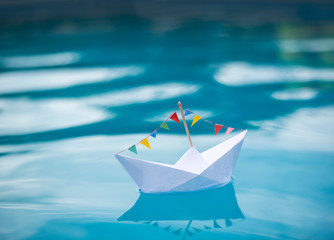 Poolparty & Paper Boat