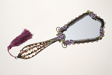 アンティーク風の装飾付きハンドミラー Antique Style Hand Mirror with Decorative Frame