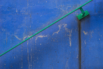 Hintergrund alte blaue Wand und Handlauf aus Eisen mit grüner Farbe - Background old blue wall and iron handrail with green paint
