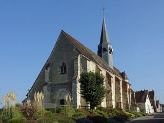 Fototapeta na wymiar L'église Saint-Germain de Guerchy (Yonne) est une construction du début du XIII ème siècle. Elle est inscrite à l'inventaire supplémentaire des monuments historiques.