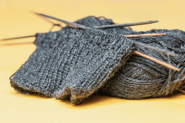 Socken stricken - Stricknadeln mit dunkelgrauer Wolle 