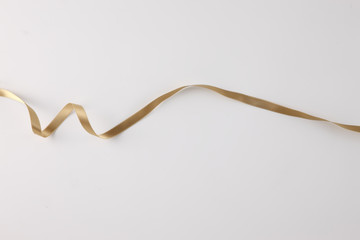 金色のリボン（白背景） Gold Ribbon on White Background