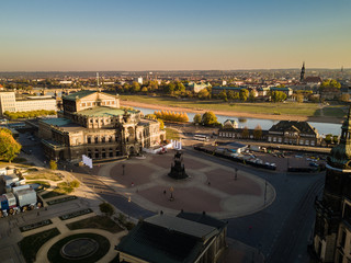 Die Semperoper in Dresden am Morgen